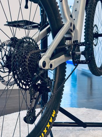 Scott Genius 940 2024 2024 Mountainbike usato, Grigio chiaro — immagine 11 di 21