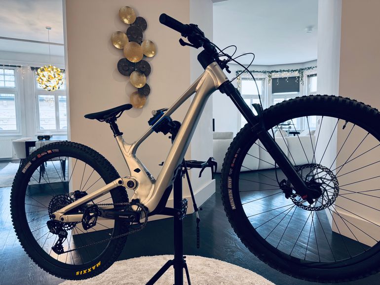 Scott Genius 940 2024 2024 Mountainbike usato, Grigio chiaro — immagine 18 di 21