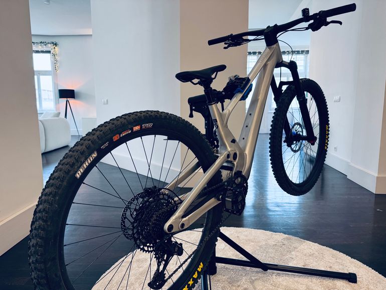 Scott Genius 940 2024 2024 Mountainbike usato, Grigio chiaro — immagine 16 di 21