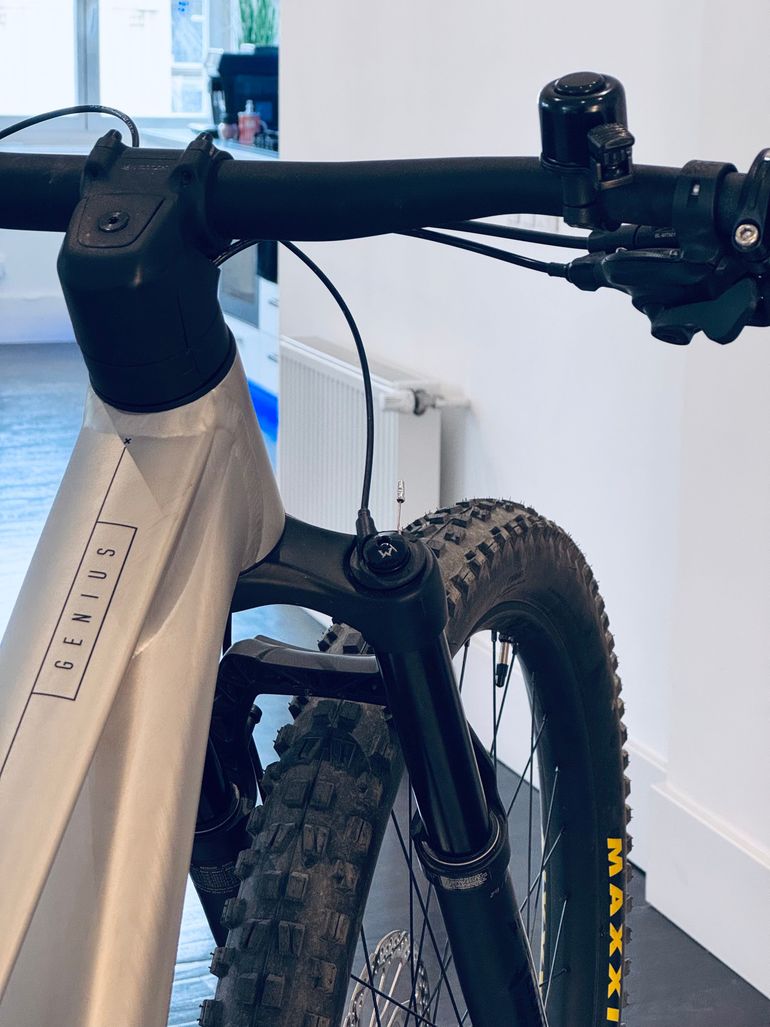 Scott Genius 940 2024 2024 Mountainbike usato, Grigio chiaro — immagine 8 di 21