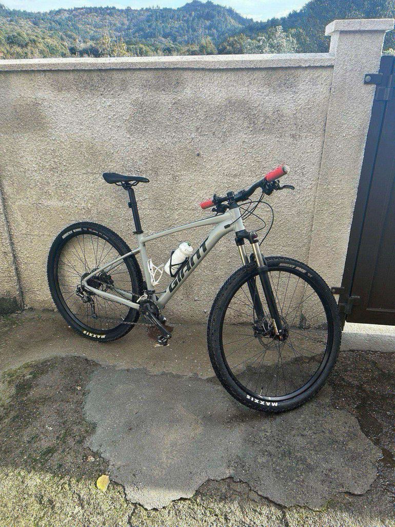 Used Giant Talon 2 2021 2021 Mountainbike, Light Gray, 27.5, 29 — image 5 of 7
