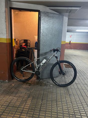 Used Giant Talon 2 2021 2021 Mountainbike, Light Gray, 27.5, 29 — image 6 of 7