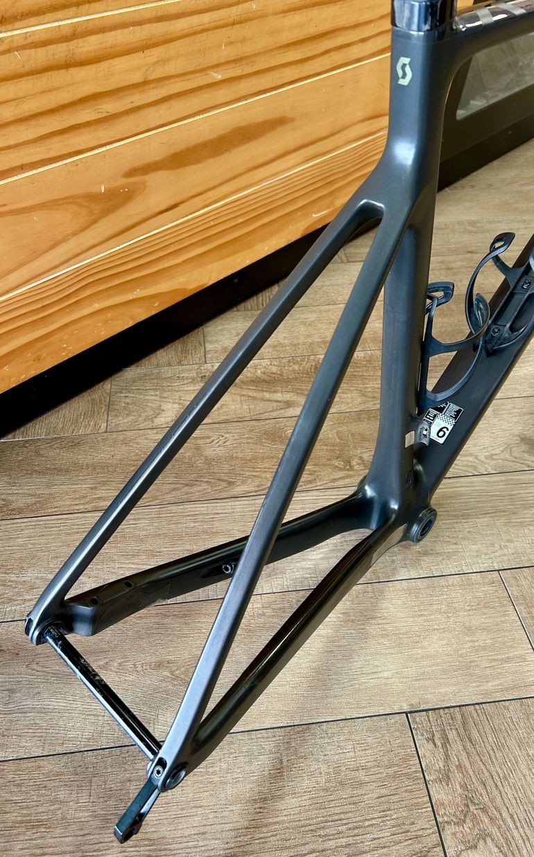 Scott Addict RC 30 2024 Frameset 2024 Road & Gravel usato, Grigio chiaro — immagine 4 di 9