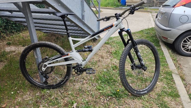 Used Orange Switch 6 2022 2022 Mountainbike, Light Gray — image 2 of 3