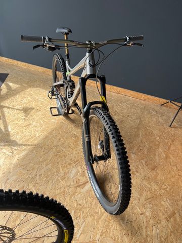 Gebrauchtes Banshee titan 2024 Mountainbike, Hellgrau — Bild 3 von 5