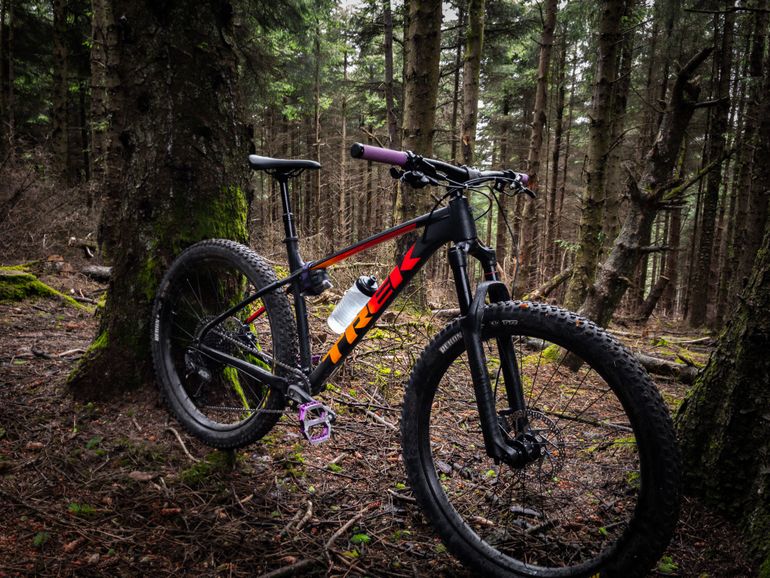 Used Trek Roscoe 8 2020 2020 Mountainbike, Black, 27.5 — image 1 of 5