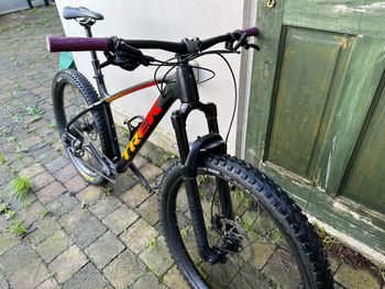 Used Trek Roscoe 8 2020 2020 Mountainbike, Black, 27.5 — image 2 of 5