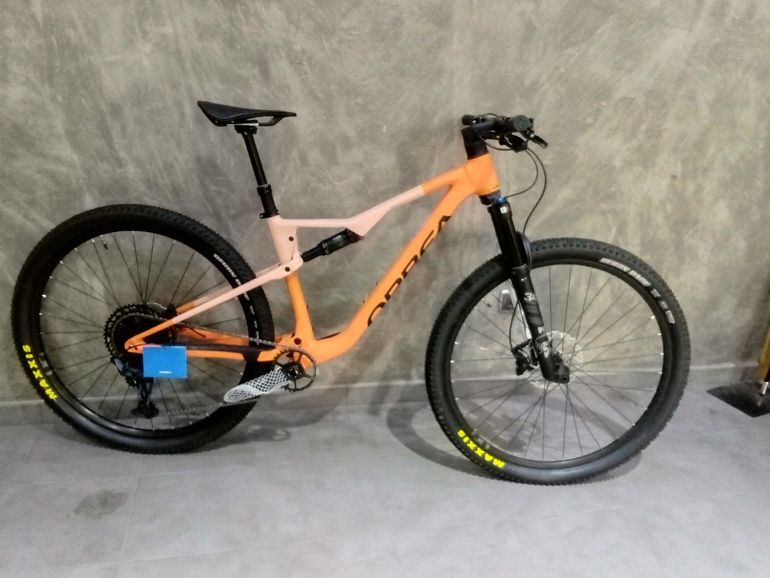 Orbea OIZ H20 2024 2024 Mountainbike usato, Arancione — immagine 1 di 3