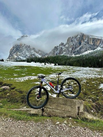 Used Orbea OIZ M-PRO 2024 2024 Mountainbike, White, 29 — image 9 of 10