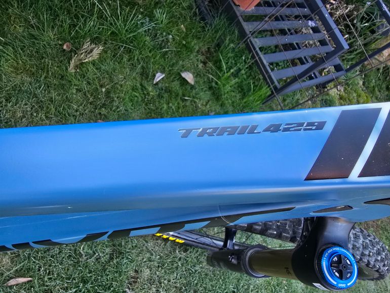 Used Pivot Trail 429 2022 Mountainbike, Blu — image 8 of 9