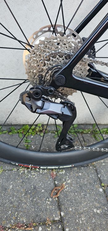 Used Canyon ULTIMATE CF SLX 8 DI2 2023 Road & Gravel, Black — image 9 of 12