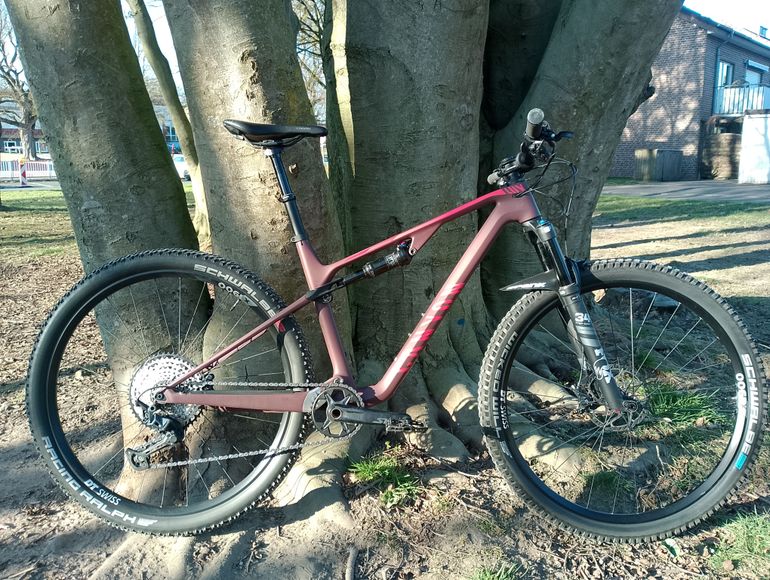 Used Canyon Lux Trail CF 6 2023 2023 Mountainbike — image 1 of 9