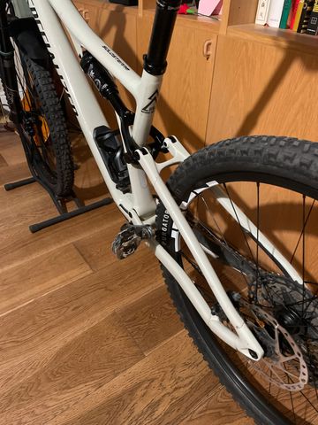 Used Specialized Stumpjumper Comp 2022 2022 Mountainbike, White, 29 — image 3 of 17