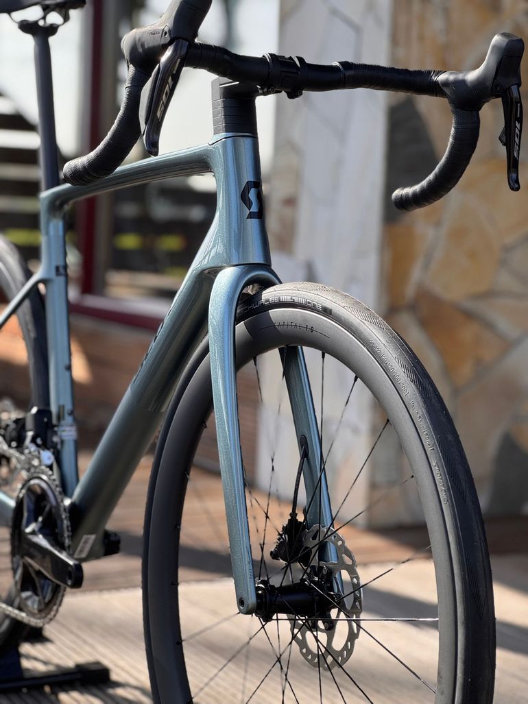 Tweedehands Scott Addict RC 30 2025 Road & Gravel — afbeelding 3 van 8