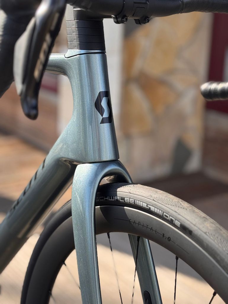 Tweedehands Scott Addict RC 30 2025 Road & Gravel — afbeelding 2 van 8