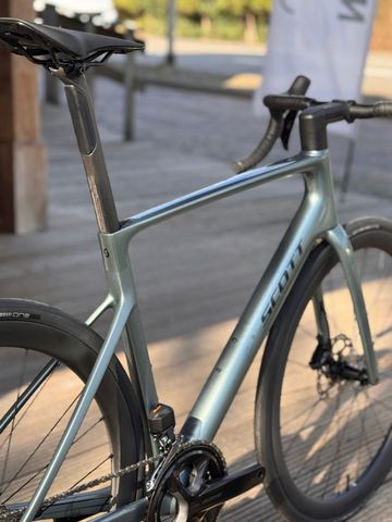 Scott Addict RC 30 2025 Road & Gravel d'occasion — image 4 sur 8