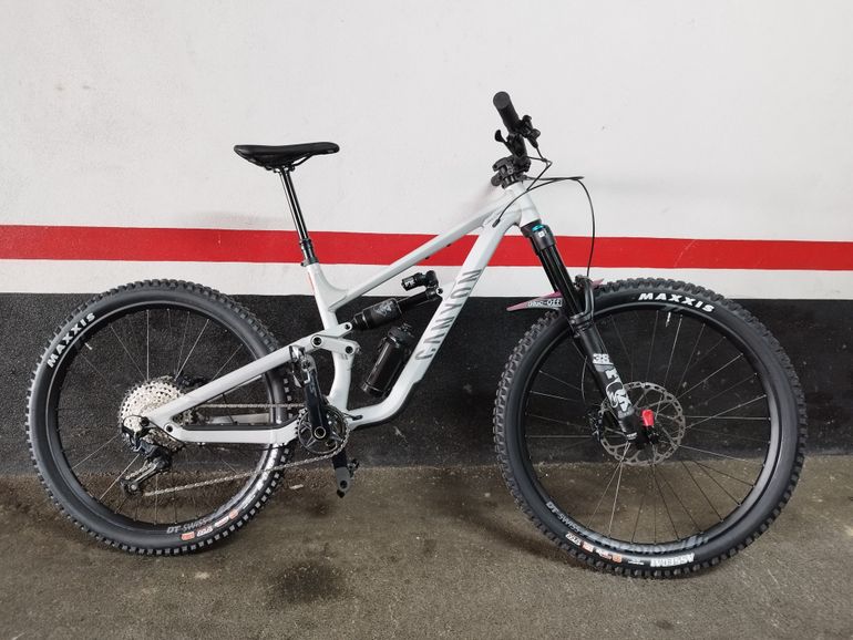 Canyon Torque Mullet AL 7 2023 2023 Mountainbike usato, Grigio chiaro — immagine 2 di 3