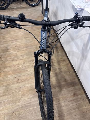 Used Giant Talon 2 2022 2022 Mountainbike, Light Gray, 27.5, 29 — image 2 of 3