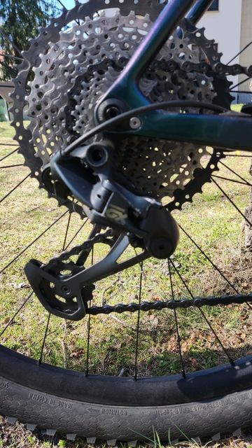 Used Airwolf Carbon Hardtail 2022 Mountainbike, Green — image 4 of 8