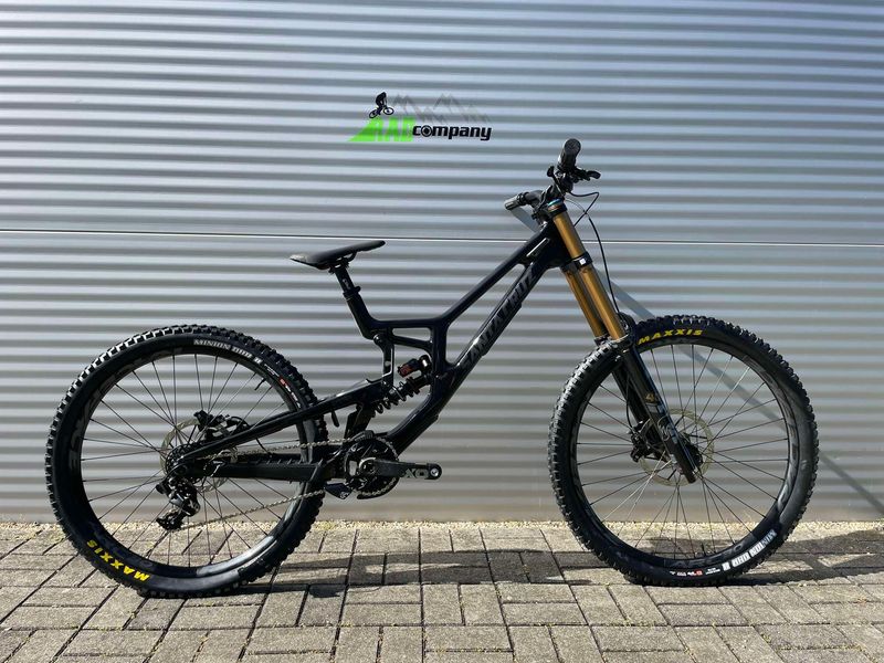 Used Santa Cruz V10 2025 MTB