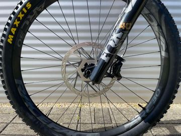 Used Santa Cruz V10 2025 Mountainbike, Black — image 16 of 16