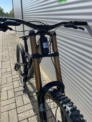 Used Santa Cruz V10 2025 Mountainbike, Black — image 3 of 16