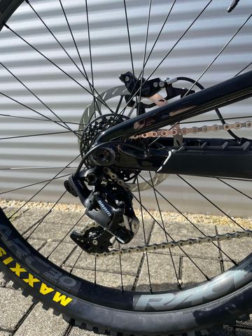 Used Santa Cruz V10 2025 Mountainbike, Black — image 8 of 16