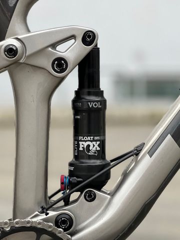 Trek Top Fuel 9.7 2020 2020 Mountainbike usato, Grigio chiaro — immagine 4 di 8