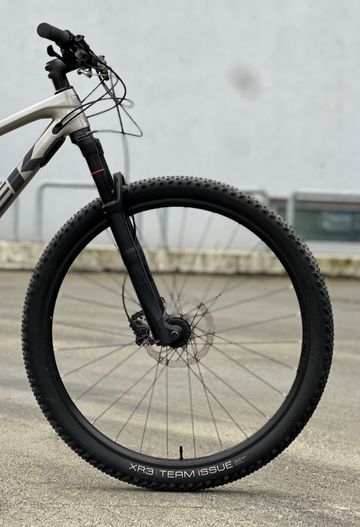 Trek Top Fuel 9.7 2020 2020 Mountainbike usato, Grigio chiaro — immagine 3 di 8