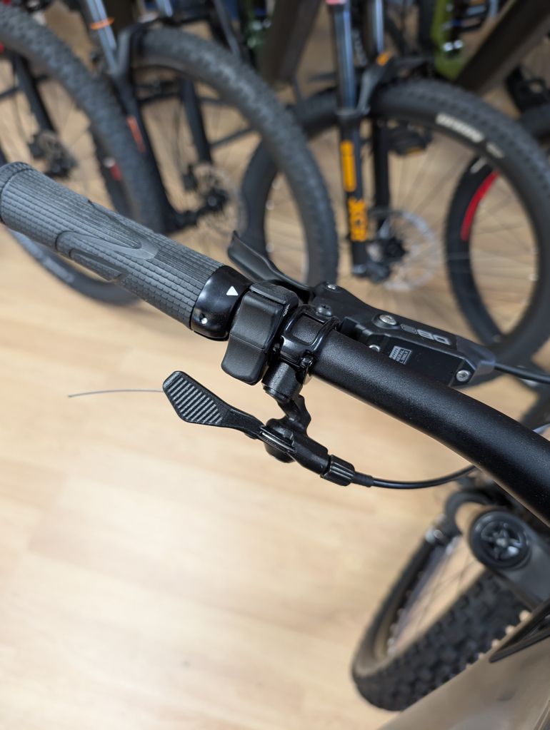 Used Merida eONE-SIXTY 6000 2025 2025 Mountainbike, Light Gray, 27.5 — image 7 of 8