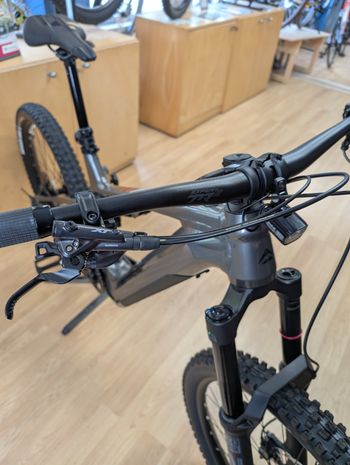 Merida eONE-SIXTY 875 2025 2025 Mountainbike usato, Grigio chiaro — immagine 5 di 10