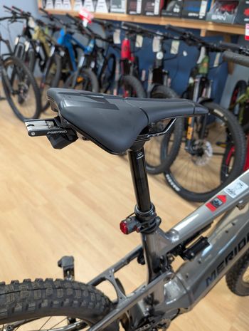 Merida eONE-SIXTY 875 2025 2025 Mountainbike usato, Grigio chiaro — immagine 4 di 10