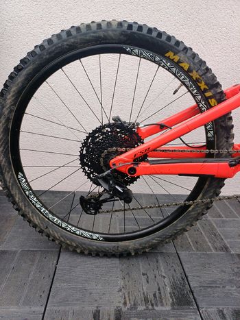 Used Specialized Enduro Comp 2018 2018 Mountainbike, Red — image 7 of 18