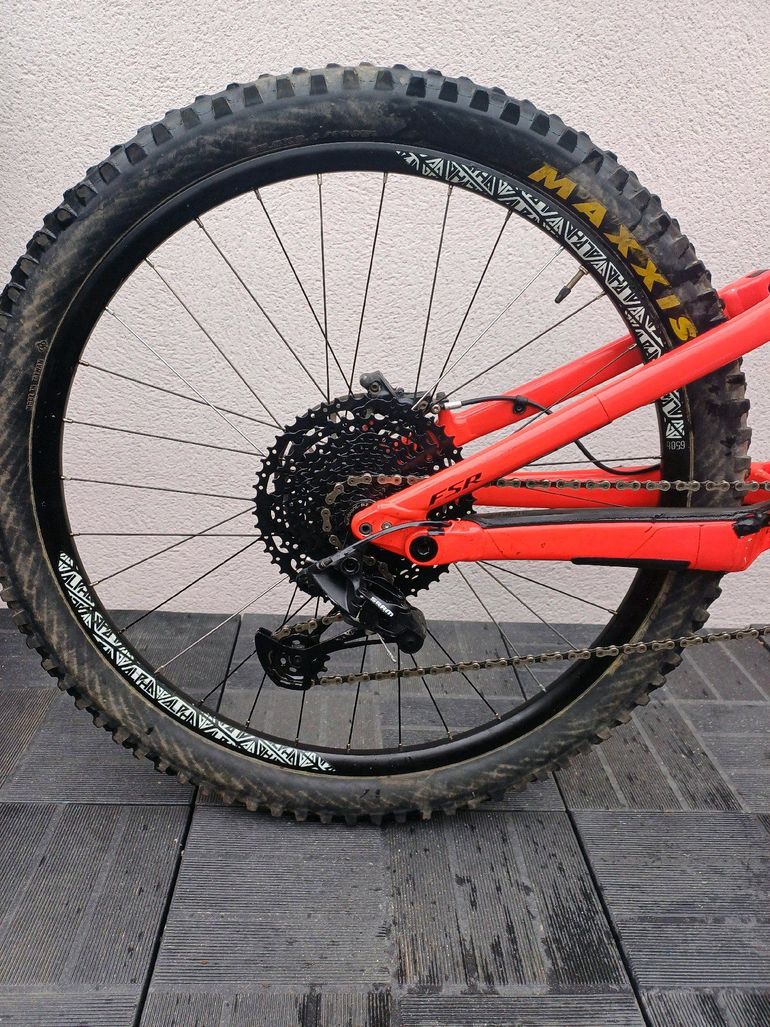 Used Specialized Enduro Comp 2018 2018 Mountainbike, Red — image 7 of 18