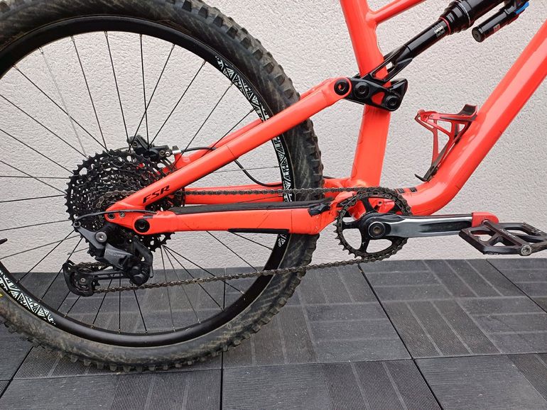 Used Specialized Enduro Comp 2018 2018 Mountainbike, Red — image 2 of 18