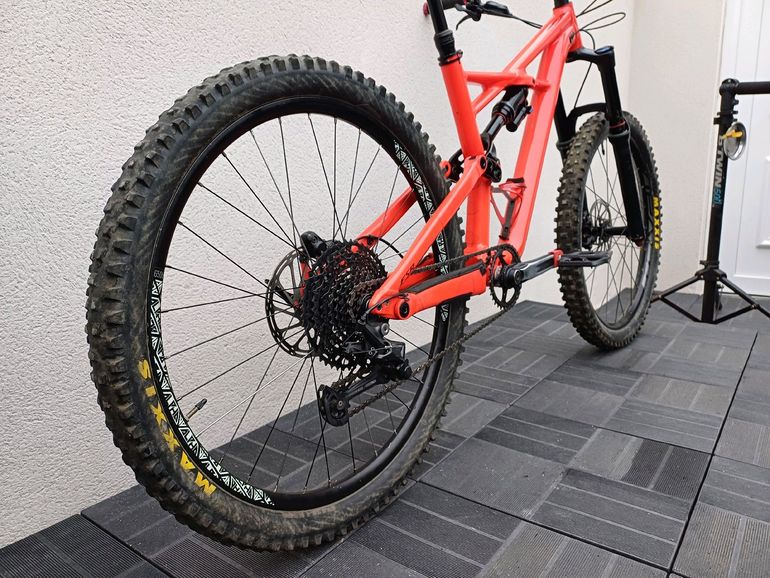 Used Specialized Enduro Comp 2018 2018 Mountainbike, Red — image 5 of 18