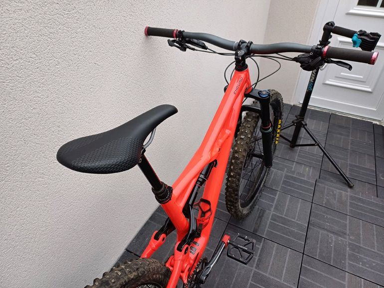 Used Specialized Enduro Comp 2018 2018 Mountainbike, Red — image 6 of 18