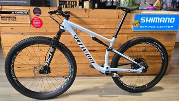 Used Specialized Epic Expert 2023 2023 Mountainbike, White, 29 — image 2 of 12