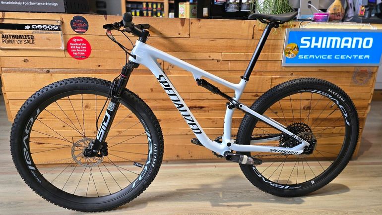 Used Specialized Epic Expert 2023 2023 Mountainbike, White, 29 — image 2 of 12
