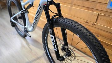 Used Specialized Epic Expert 2023 2023 Mountainbike, White, 29 — image 9 of 12