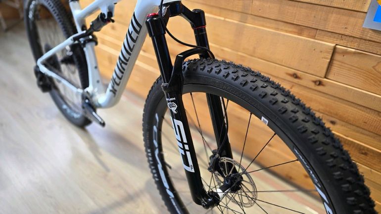 Used Specialized Epic Expert 2023 2023 Mountainbike, White, 29 — image 9 of 12