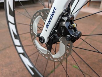 Used Standert Triebwerk Shimano 105 Di2 2023 Road & Gravel, White — image 9 of 20