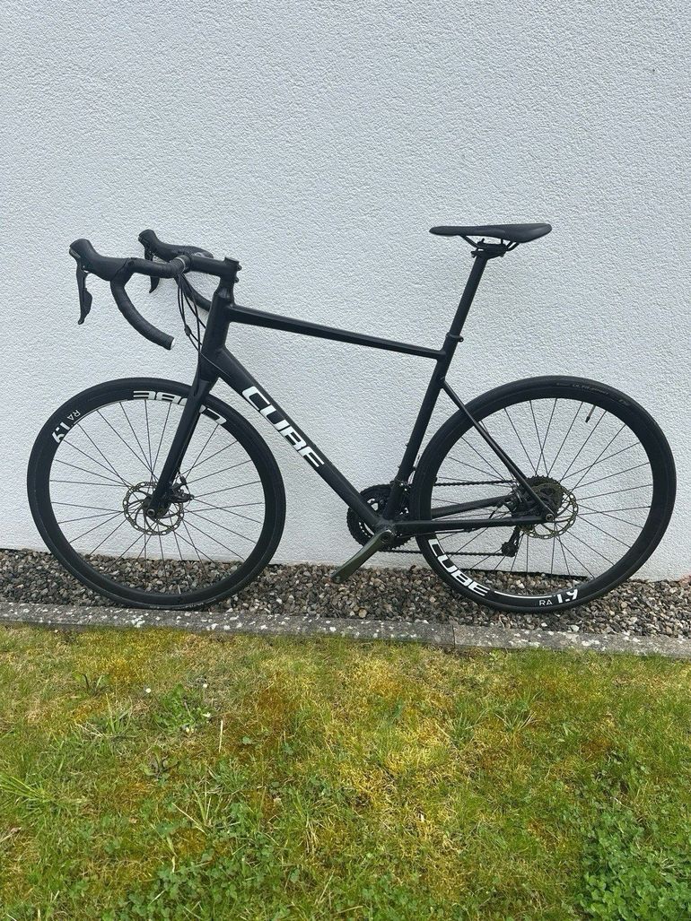 Gebrauchtes CUBE ATTAIN RACE 2021 2021 Road & Gravel, Schwarz — Bild 1 von 11