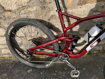 Used GT Sensor Sport 2022 2022 Mountainbike, Red, 29 — image 2 of 4