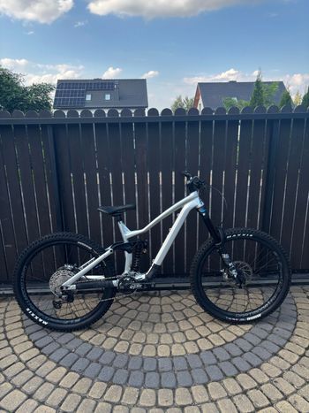 Used Dartmoor Thunderbird FR PRO 2023 Mountainbike, Light Gray — image 1 of 4