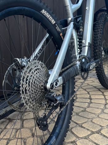 Used Dartmoor Thunderbird FR PRO 2023 Mountainbike, Light Gray — image 3 of 4