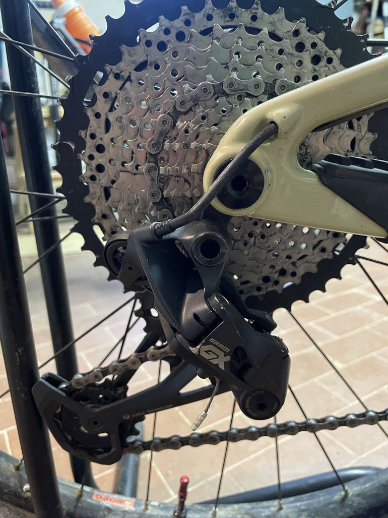 Used Santa Cruz Hightower Carbon CC 2021 Mountainbike, White — image 32 of 35