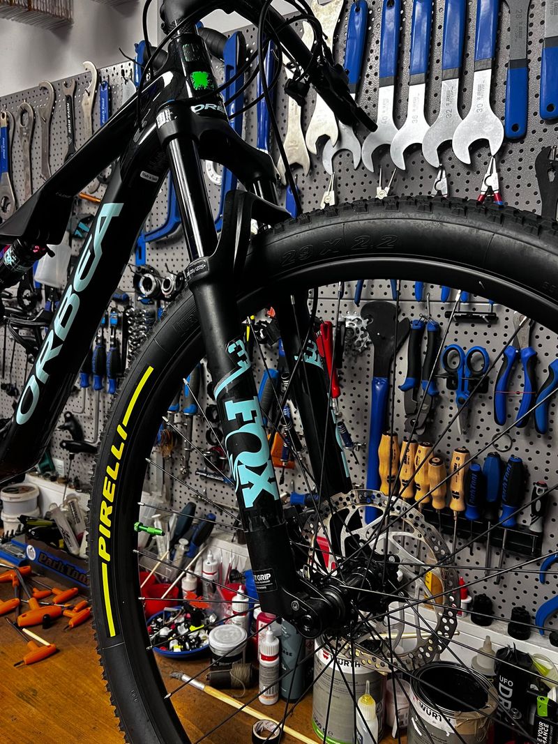 Orbea OIZ H30 2022 2022 Mountainbike usato, Nero — immagine 17 di 24