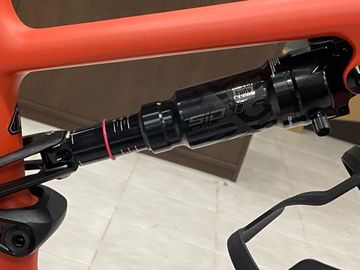 Used Specialized Epic 8 Comp 2025 2025 Mountainbike, Orange, 29 — image 3 of 5