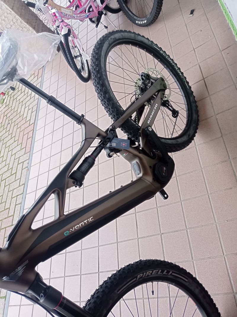 Used Bianchi e-Vertic FX-Type SX 2024 2024 Mountainbike, Green, 29 — image 8 of 11